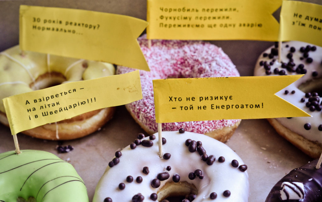 Перед засіданням Колегії активіст у костюмі Діда Симона зі Спрінгфільда роздавав людям, що прямували на Колегію, пончики із саркастичними написами: “Не думай про завтра – з’їж пончик”, “Чорнобиль пережили, Фукусіму пережили, переживемо ще одну аварію”, “Хто не ризикує – той Енергоатом”.